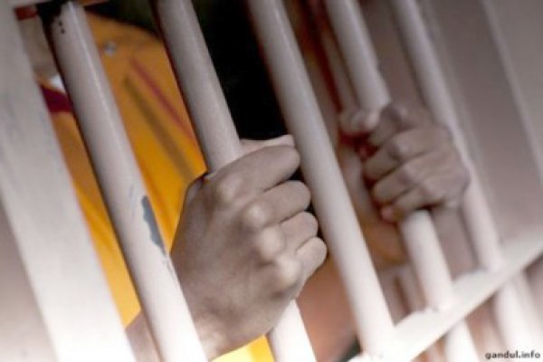 Tânărul care a condus beat şi fără permis rămâne după gratii
